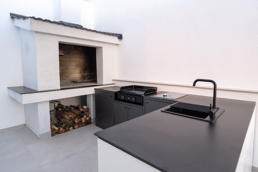 Outdoorküche mit Gasgrill